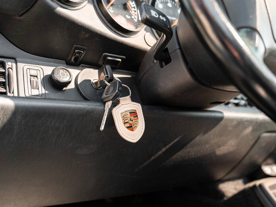 Image 29/48 of Porsche 911 Carrera 4 (1992)