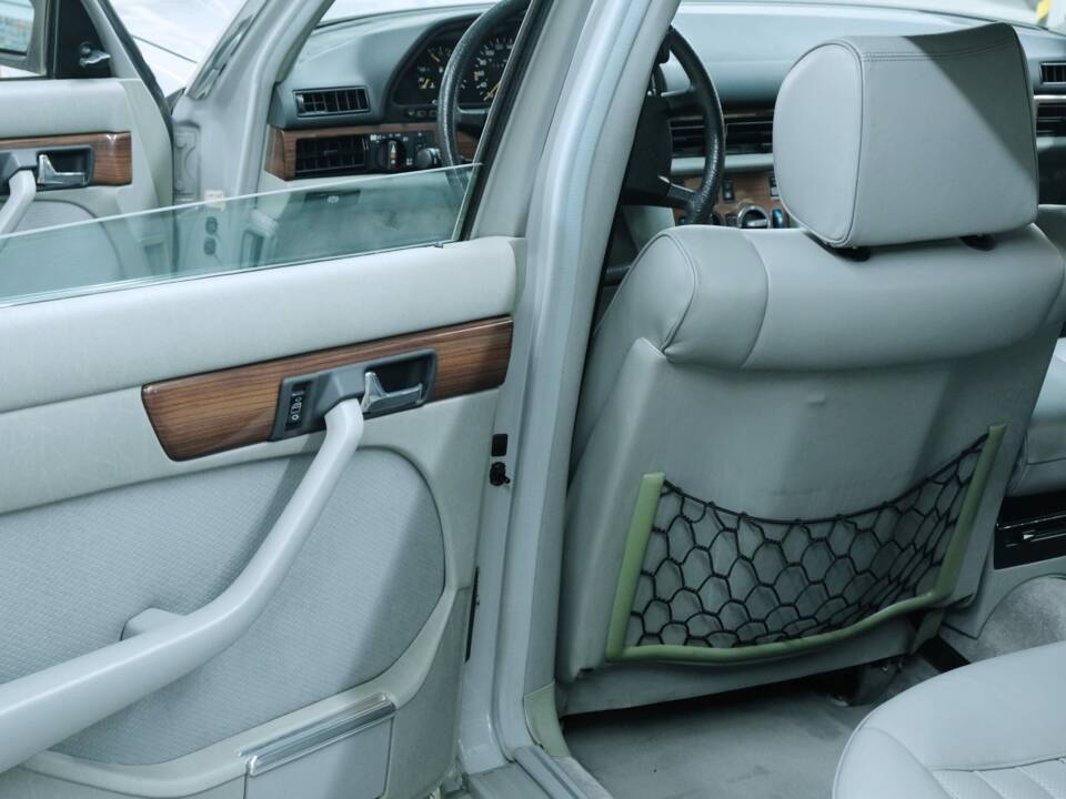 Bild 21/50 von Mercedes-Benz 300 SEL (1986)
