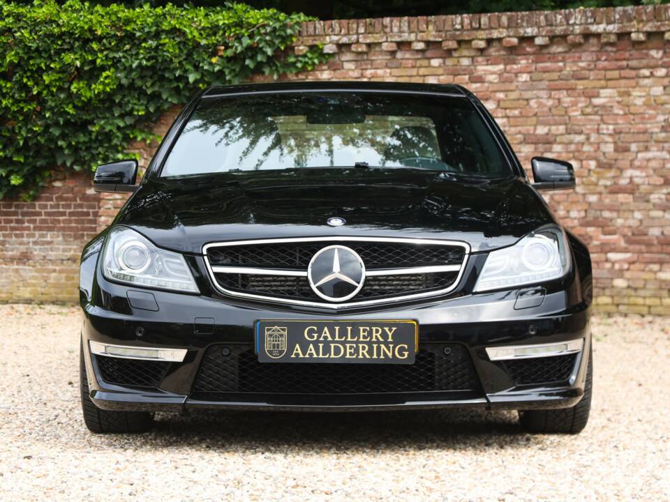 Image 25/50 of Mercedes-Benz C 63 AMG (2012)
