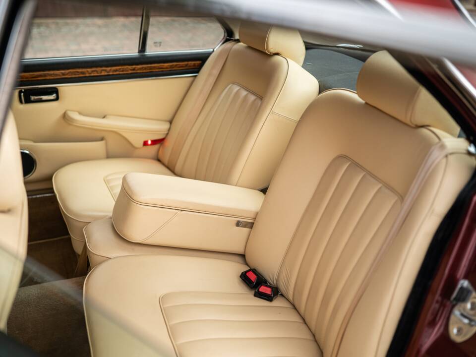 Bild 43/46 von Jaguar XJ 12 (1991)