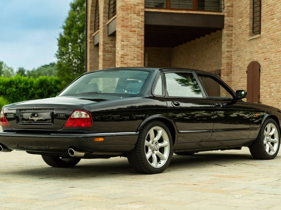 Image 8/50 de Jaguar XJR 4.0 (2000)