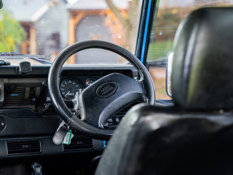 Image 20/50 of Land Rover Defender 90 "50th Anniversary" (1998)
