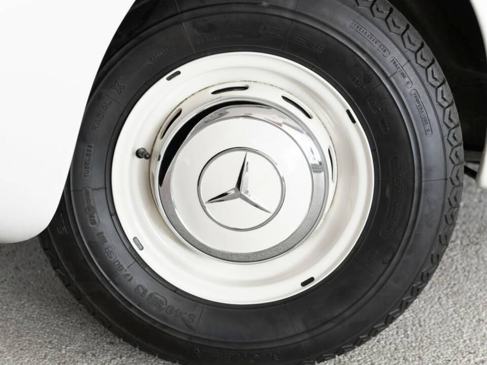 Image 21/40 of Mercedes-Benz 190 SL (1955)
