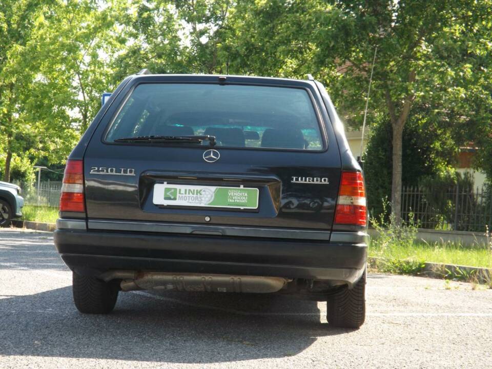 Image 36/50 of Mercedes-Benz 250 TD Turbo (1992)
