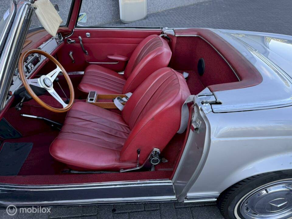Image 19/27 of Mercedes-Benz 230 SL (1967)