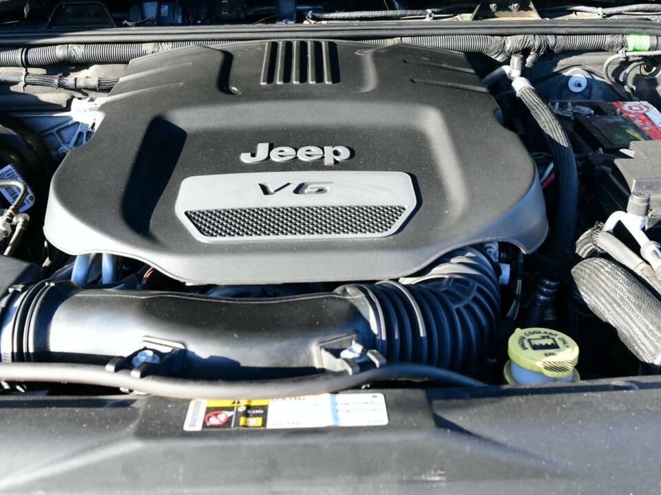Image 30/50 de Jeep Wrangler Sahara 4.0L (2014)