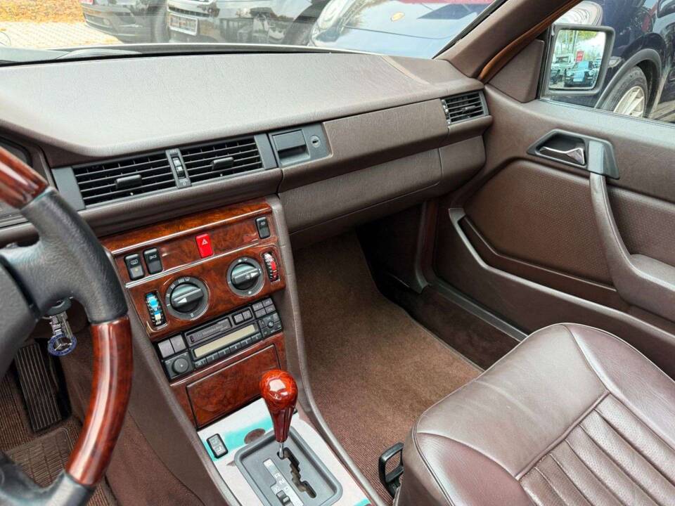 Bild 16/21 von Mercedes-Benz 300 CE (1988)