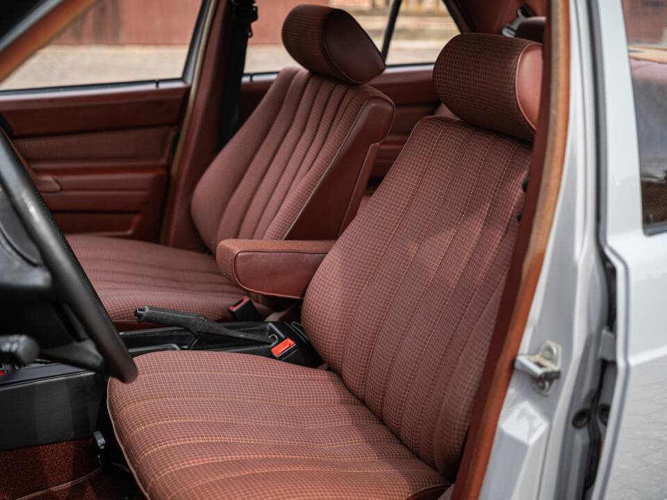 Bild 24/62 von Mercedes-Benz 190 E (1983)