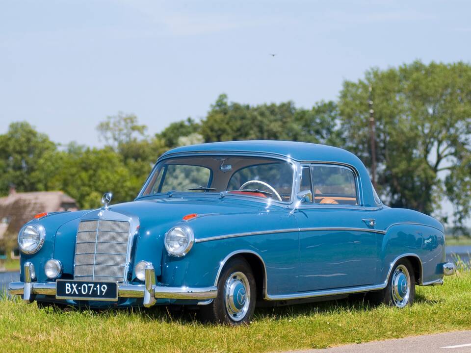 Afbeelding 2/16 van Mercedes-Benz 220 SE (1960)