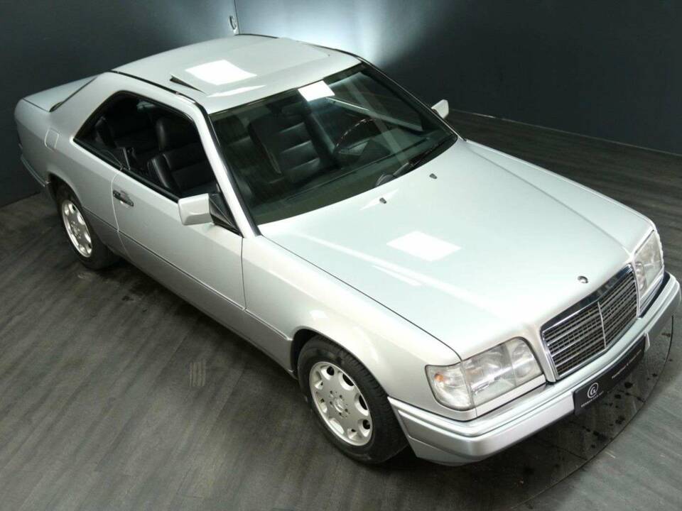 Image 24/30 of Mercedes-Benz E 320 (1994)