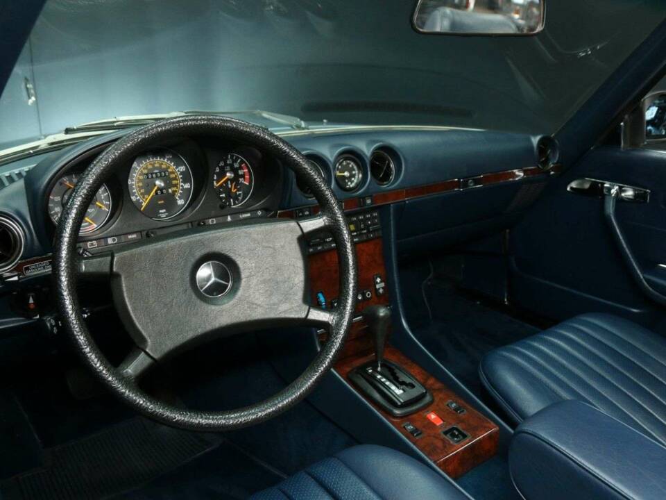 Image 13/30 of Mercedes-Benz 380 SL (1985)