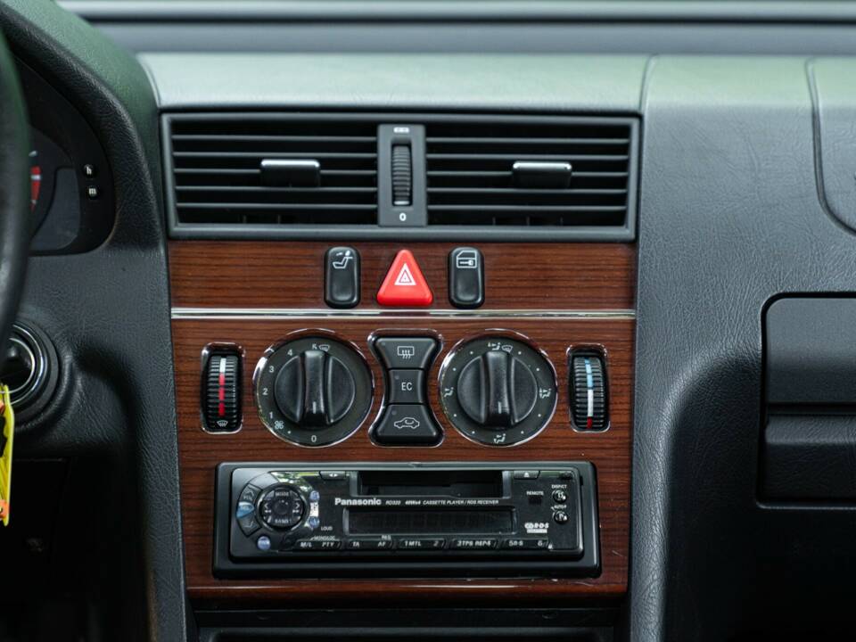 Bild 40/50 von Mercedes-Benz C 200 Kompressor (1996)