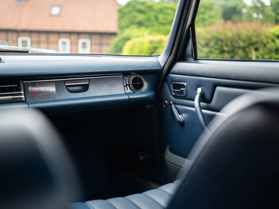 Image 31/63 of Mercedes-Benz 230&#x2F;6 (1974)