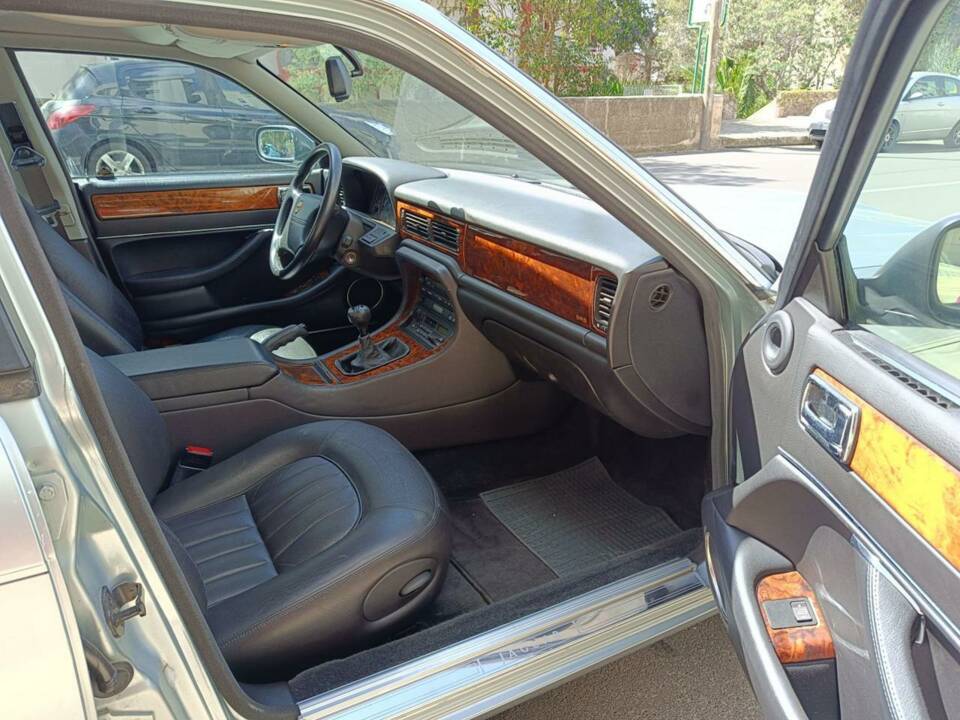 Image 14/33 of Jaguar XJ6 3.2 Executive (1995)