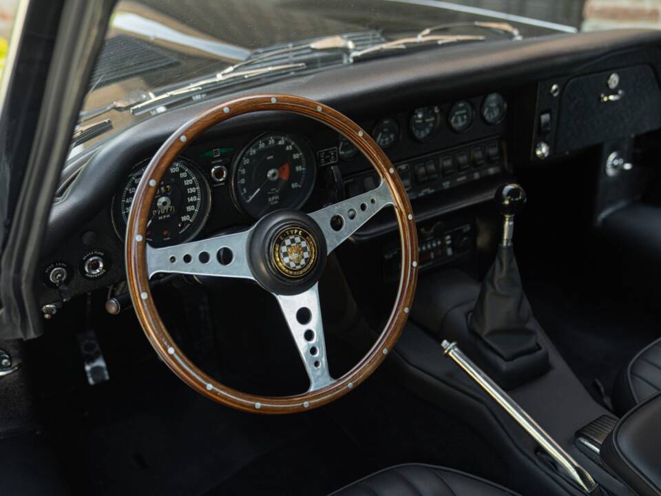 Image 31/50 de Jaguar E-Type (1968)