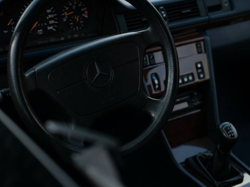 Bild 63/79 von Mercedes-Benz 200 CE (1993)