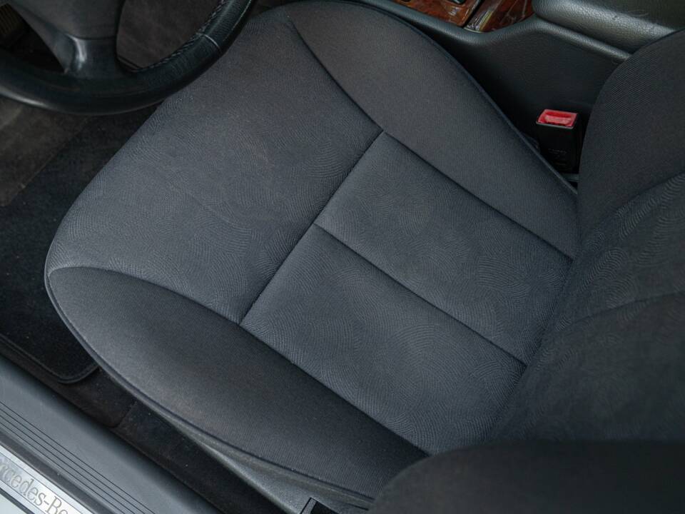 Image 30/50 of Mercedes-Benz E 430 (2000)