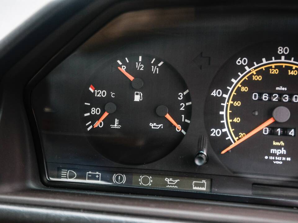 Immagine 30/47 di Mercedes-Benz E 220 (1995)