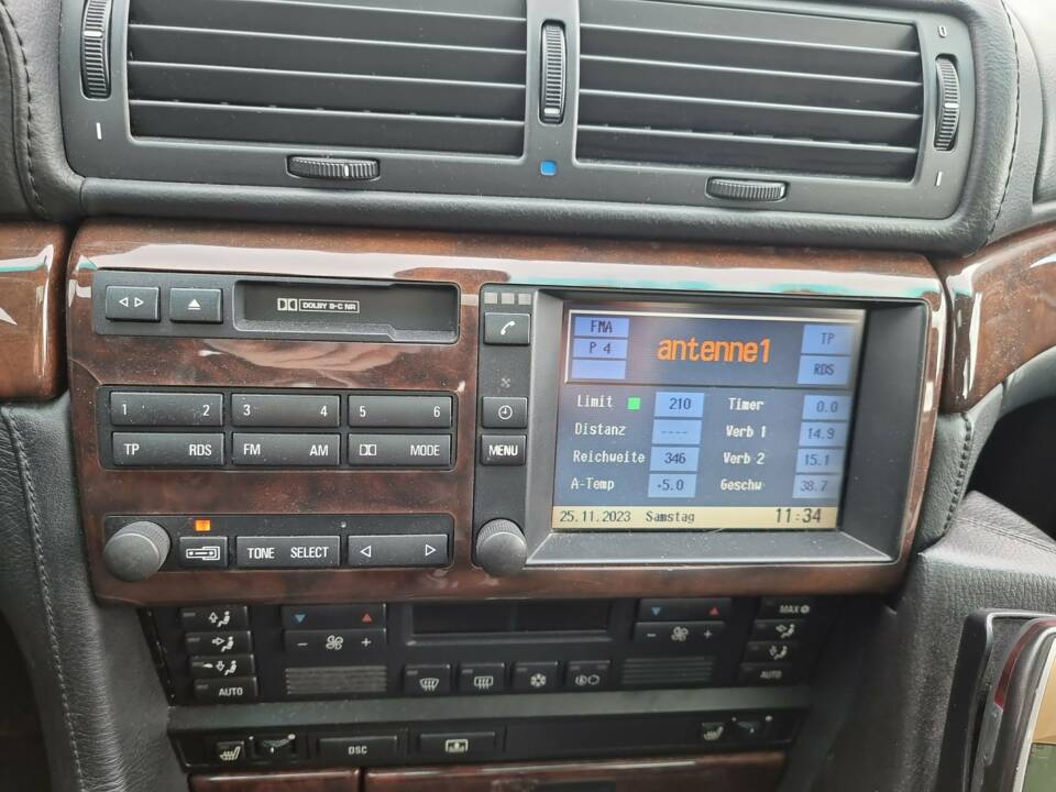 Image 28/58 of BMW 750i (1997)