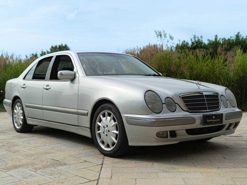 Image 2/50 of Mercedes-Benz E 430 (2000)