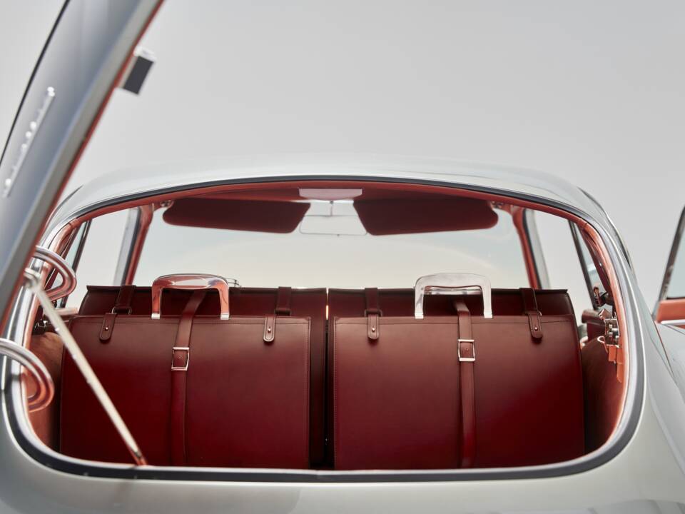 Bild 29/50 von Jaguar E-Type 3.8 Helm (1963)