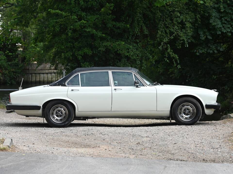 Immagine 2/20 di Jaguar XJ 6 L 4.2 (1978)