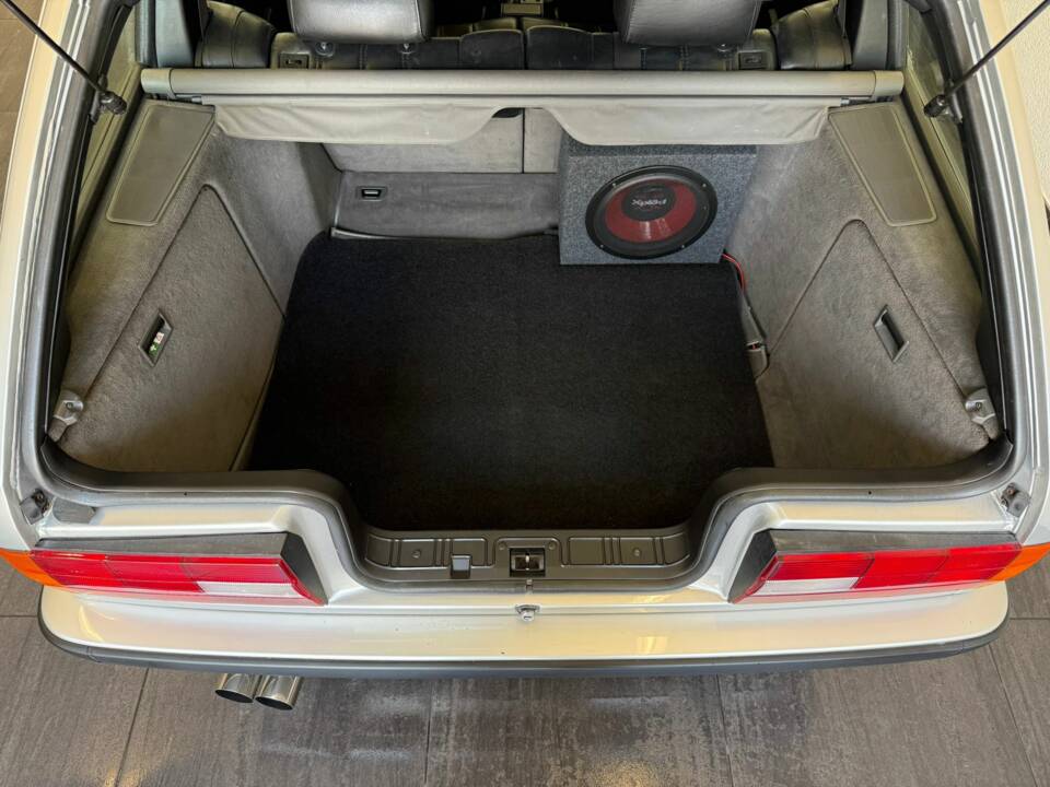 Immagine 19/50 di BMW 325i Touring (1992)