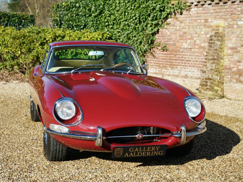 Image 14/50 de Jaguar E-Type (1968)
