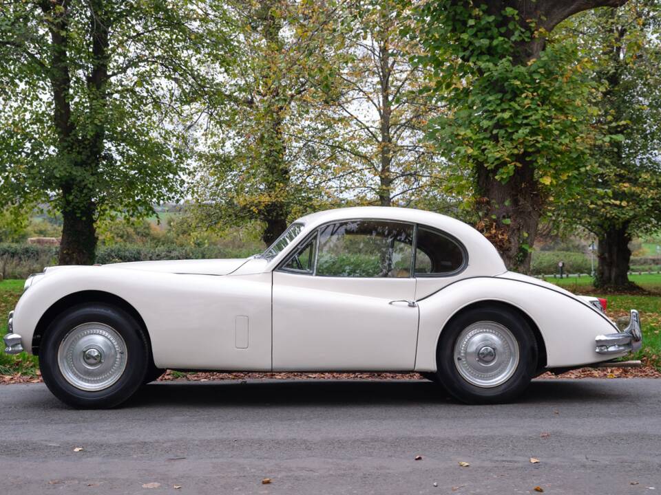 Image 2/28 of Jaguar XK 140 FHC (1955)