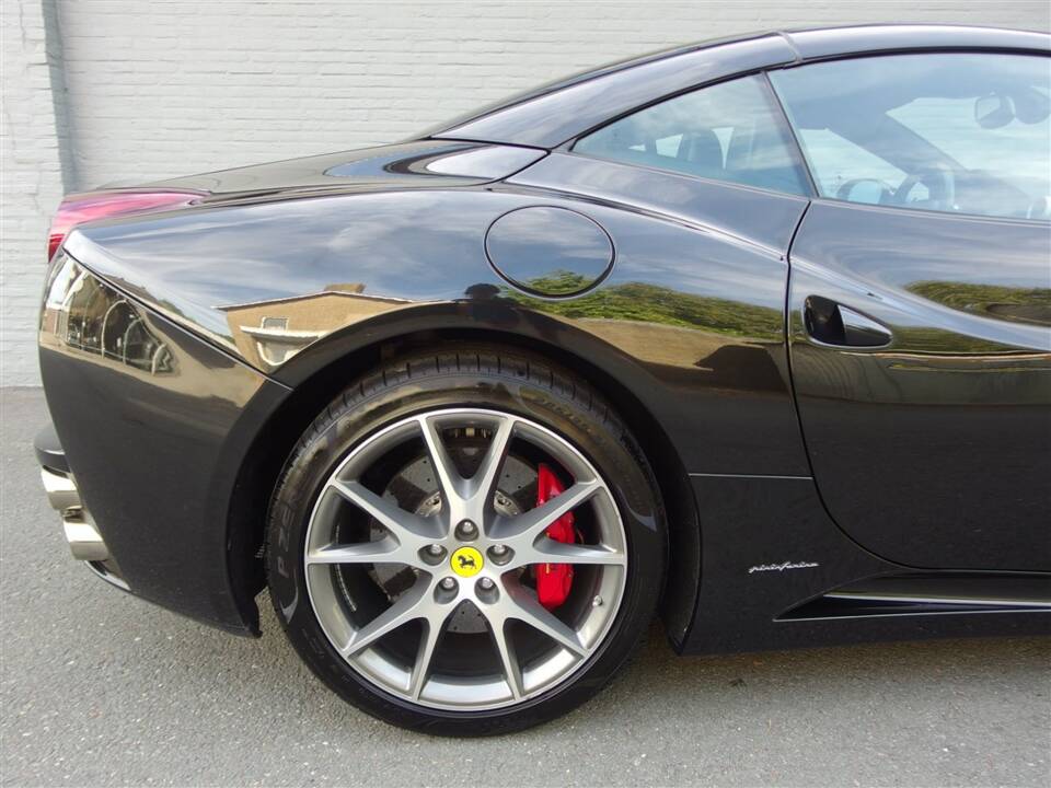 Image 32/100 of Ferrari California (2009)