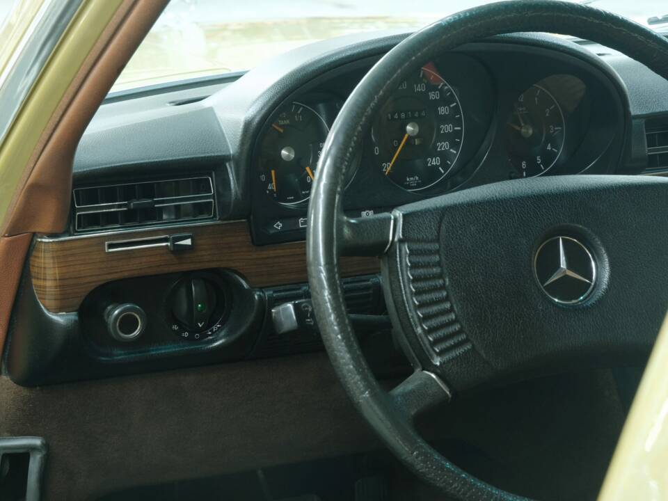 Image 25/50 de Mercedes-Benz 280 SE (1975)