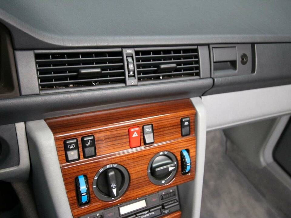 Afbeelding 20/50 van Mercedes-Benz 230 CE (1988)