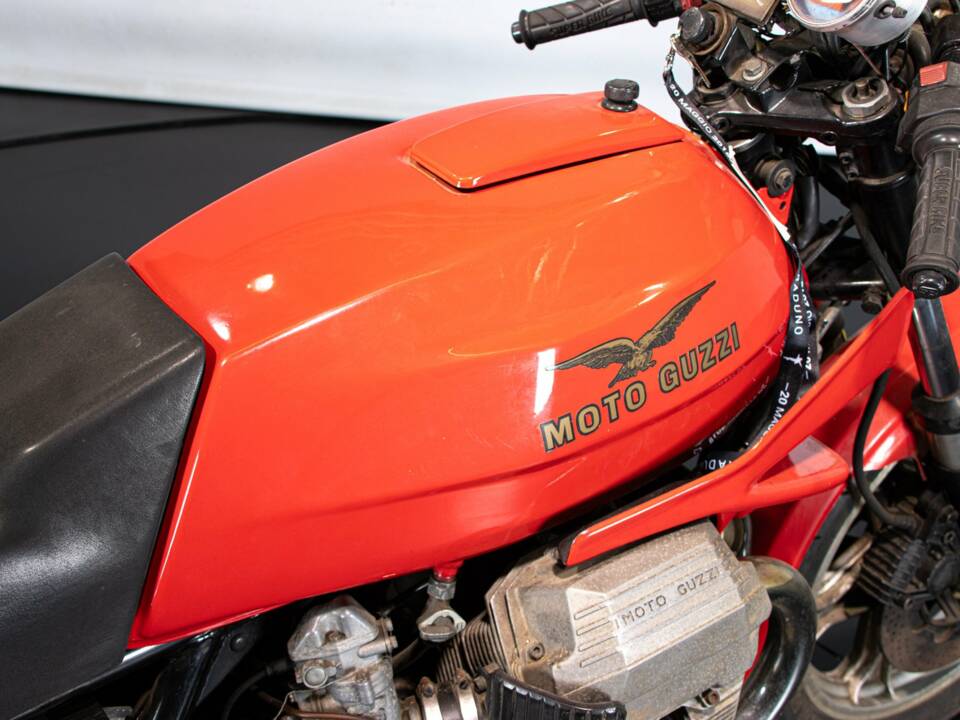 Image 38/49 de Moto Guzzi 850 LeMans (1981)