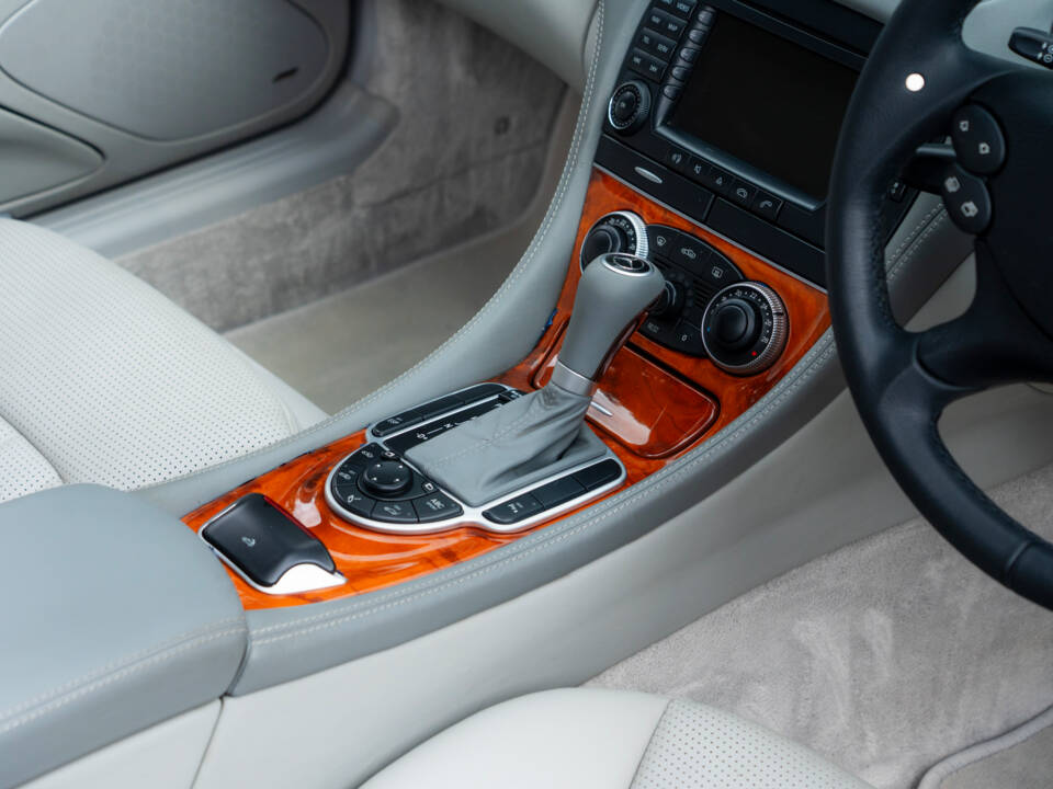 Image 36/60 of Mercedes-Benz SL 65 AMG (2004)