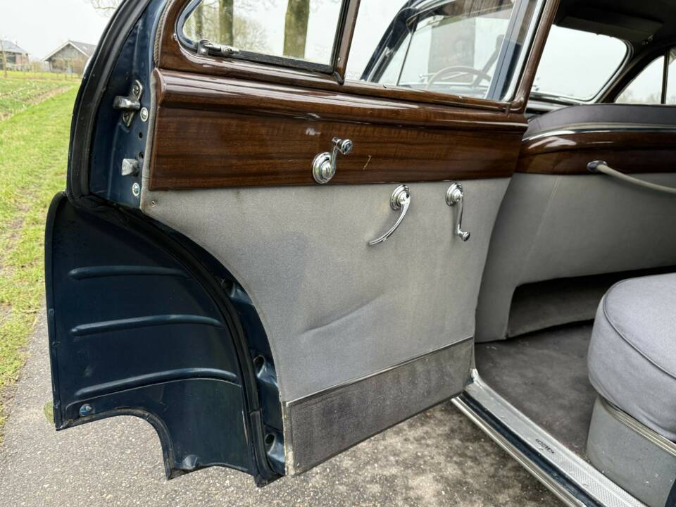 Image 13/24 of Cadillac de Ville Touring Sedan (1947)