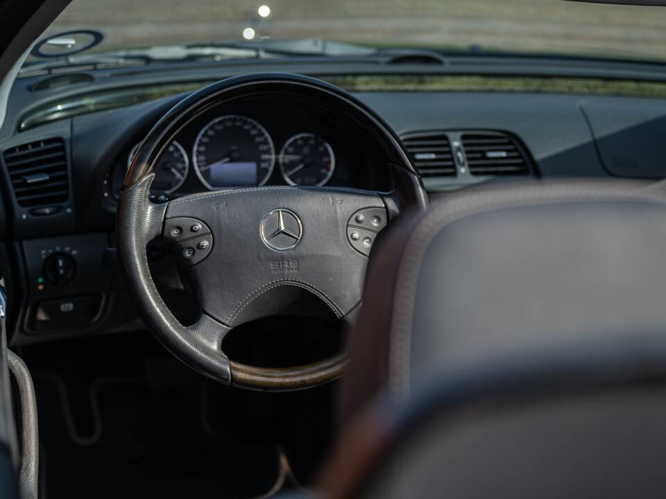Bild 37/61 von Mercedes-Benz CLK 320 (2002)