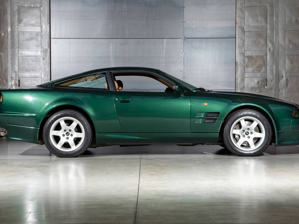 Immagine 4/29 di Aston Martin V8 Vantage V550 (1995)
