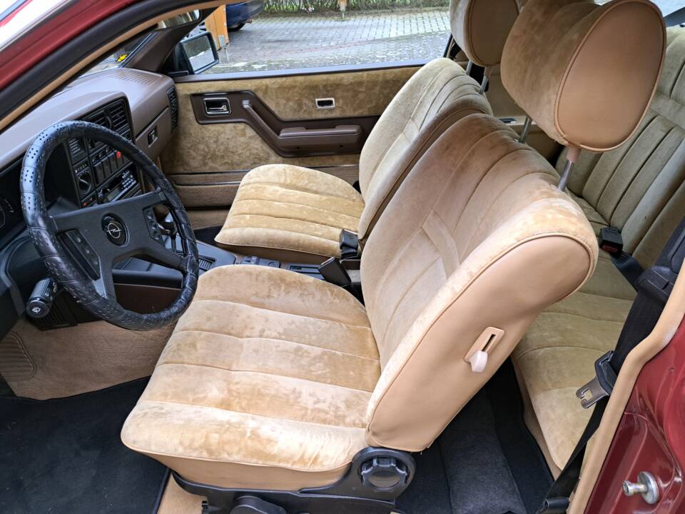 Bild 4/5 von Opel Monza 2,5 (1983)