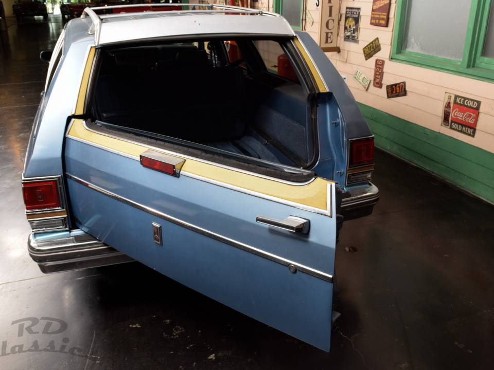 Image 15/21 of Oldsmobile Custom Cruiser (1989)