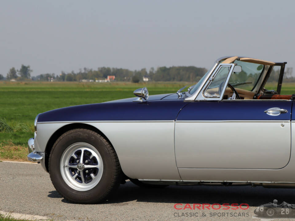 Image 26/41 of MG MGB (1975)