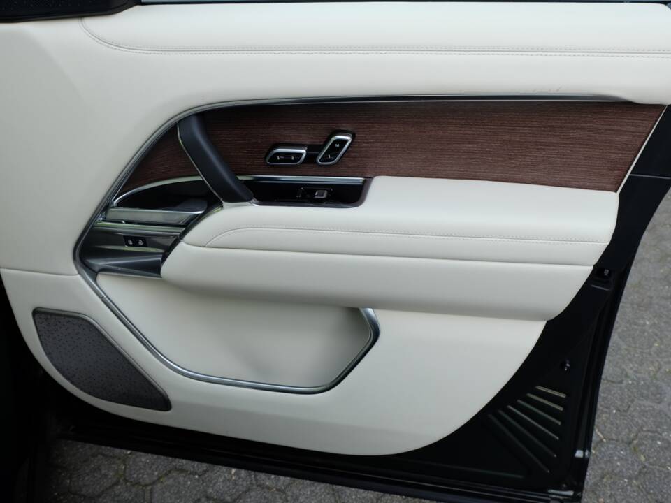 Image 45/61 of Land Rover Range Rover D350 (2025)