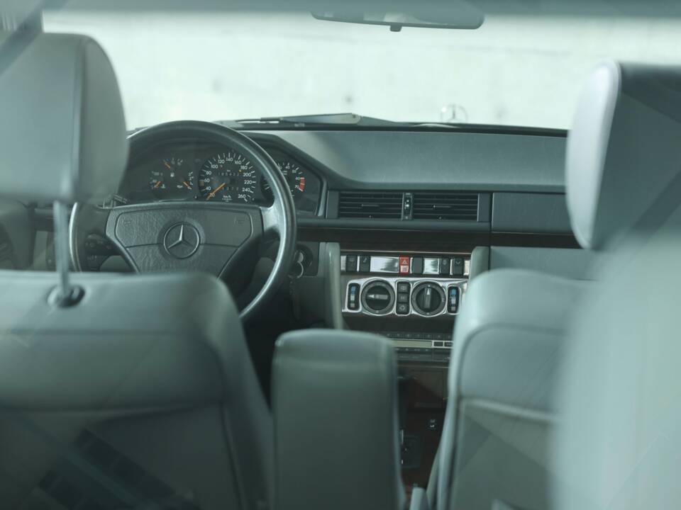 Bild 36/50 von Mercedes-Benz 500 E (1993)