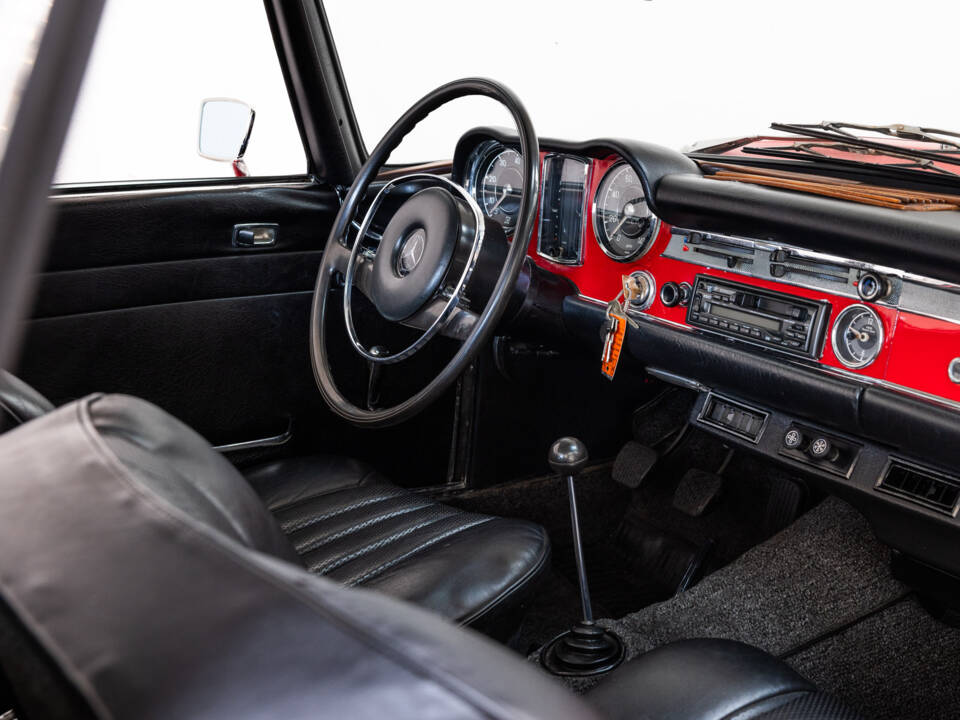 Image 15/30 of Mercedes-Benz 280 SL (1968)