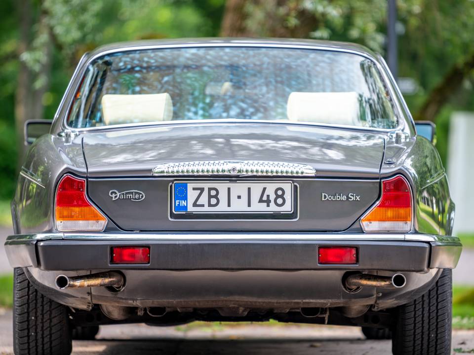 Image 4/42 of Daimler Double Six (1989)