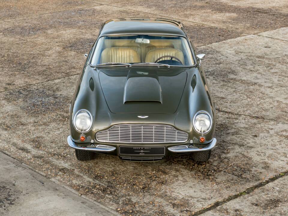 Immagine 2/36 di Aston Martin DB 6 Mk II (1970)