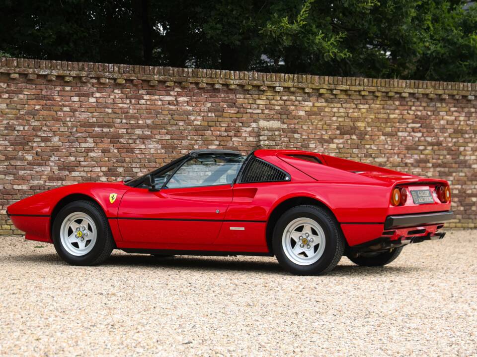 Image 39/50 de Ferrari 308 GTSi (1981)