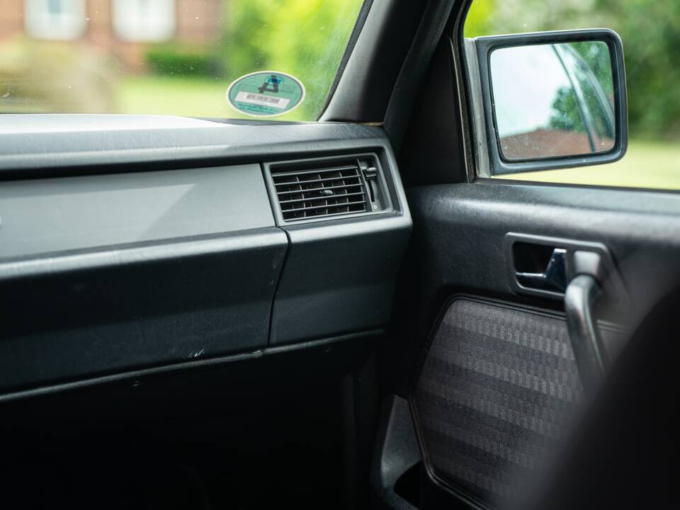 Bild 35/74 von Mercedes-Benz 190 E (1990)