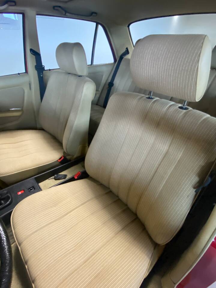 Image 19/100 of Mercedes-Benz 300 D (1983)