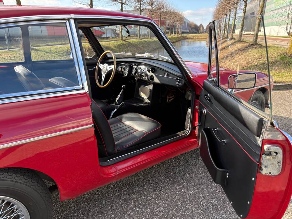Image 12/23 of MG MGB GT (1968)