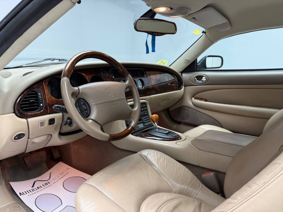 Immagine 9/21 di Jaguar XK8 4.2 (2004)
